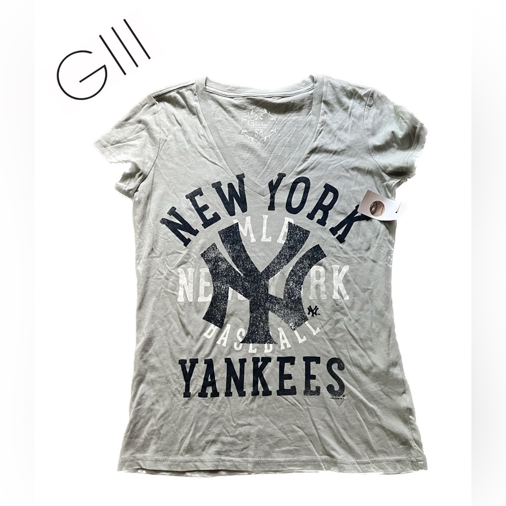 New York Yankees V neck tshirt.